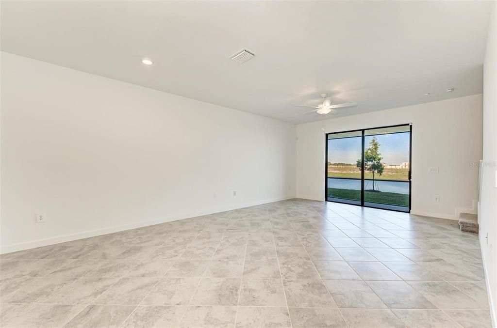 Activo con contrato: $329,000 (3 camas, 2 baños, 1925 Pies cuadrados)