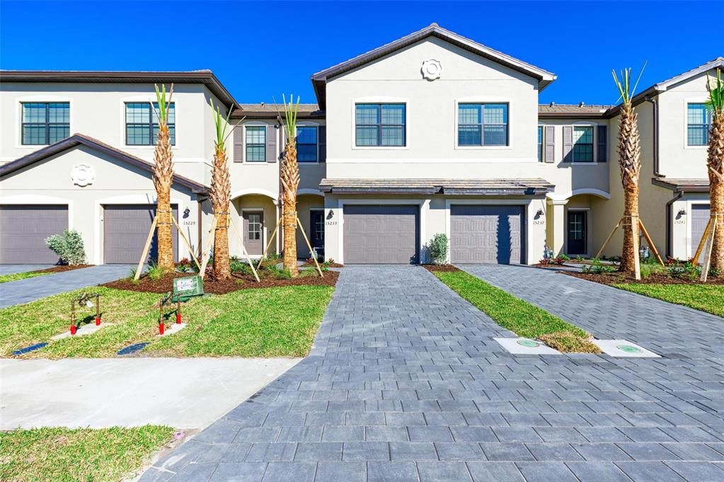 Activo con contrato: $329,000 (3 camas, 2 baños, 1925 Pies cuadrados)