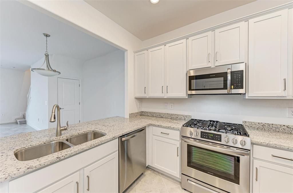 Activo con contrato: $329,000 (3 camas, 2 baños, 1925 Pies cuadrados)