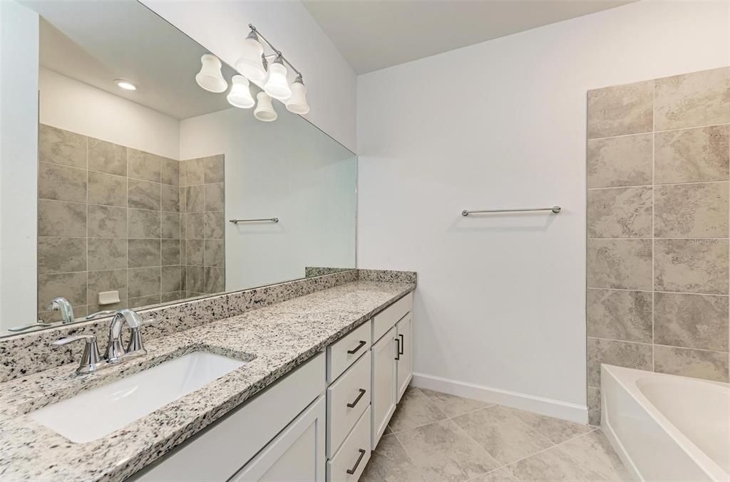 Activo con contrato: $329,000 (3 camas, 2 baños, 1925 Pies cuadrados)