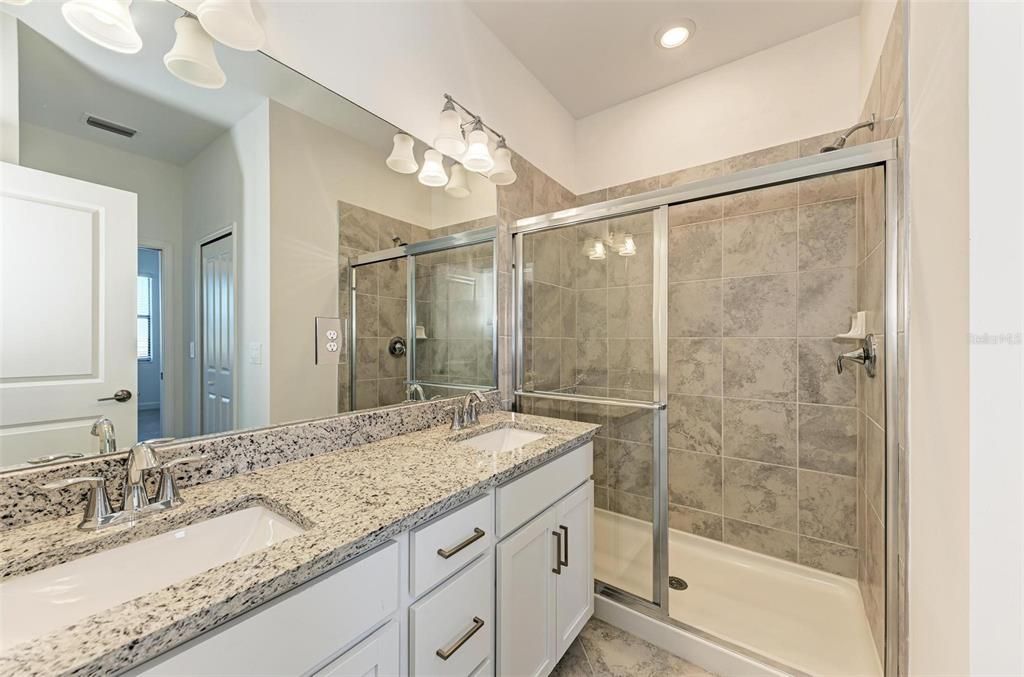 Activo con contrato: $329,000 (3 camas, 2 baños, 1925 Pies cuadrados)