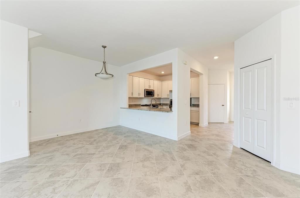 Activo con contrato: $329,000 (3 camas, 2 baños, 1925 Pies cuadrados)