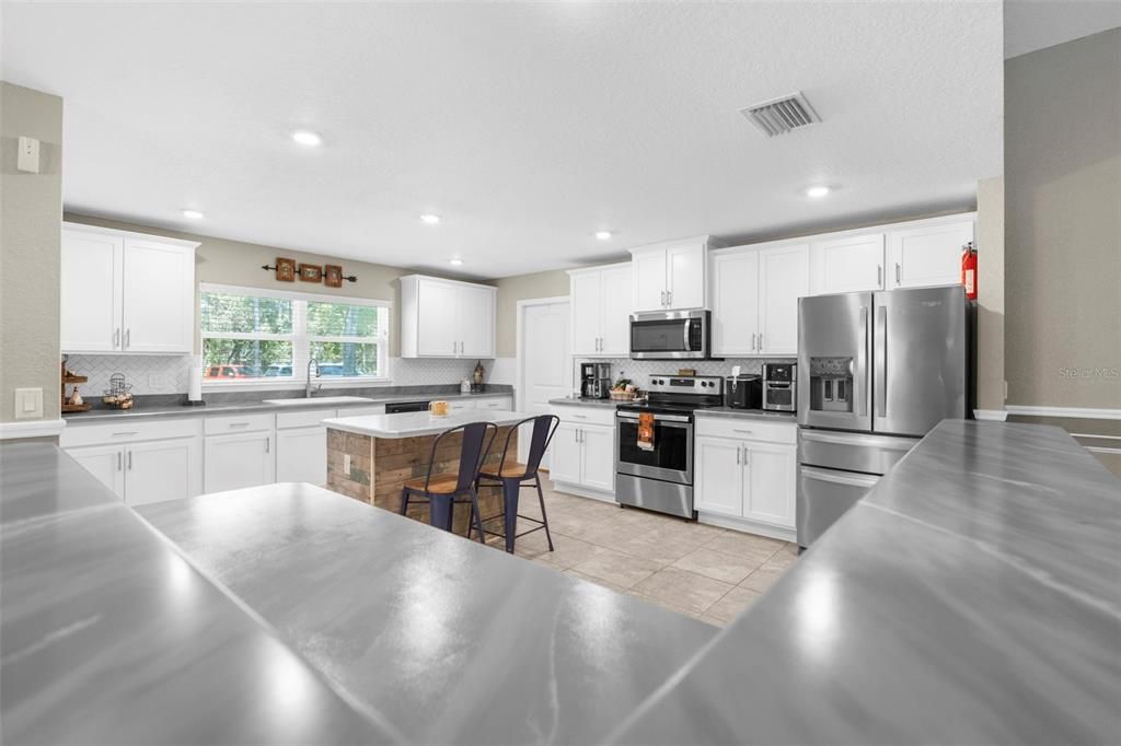 На продажу: $699,999 (5 спален, 3 ванн, 3000 Квадратных фут)