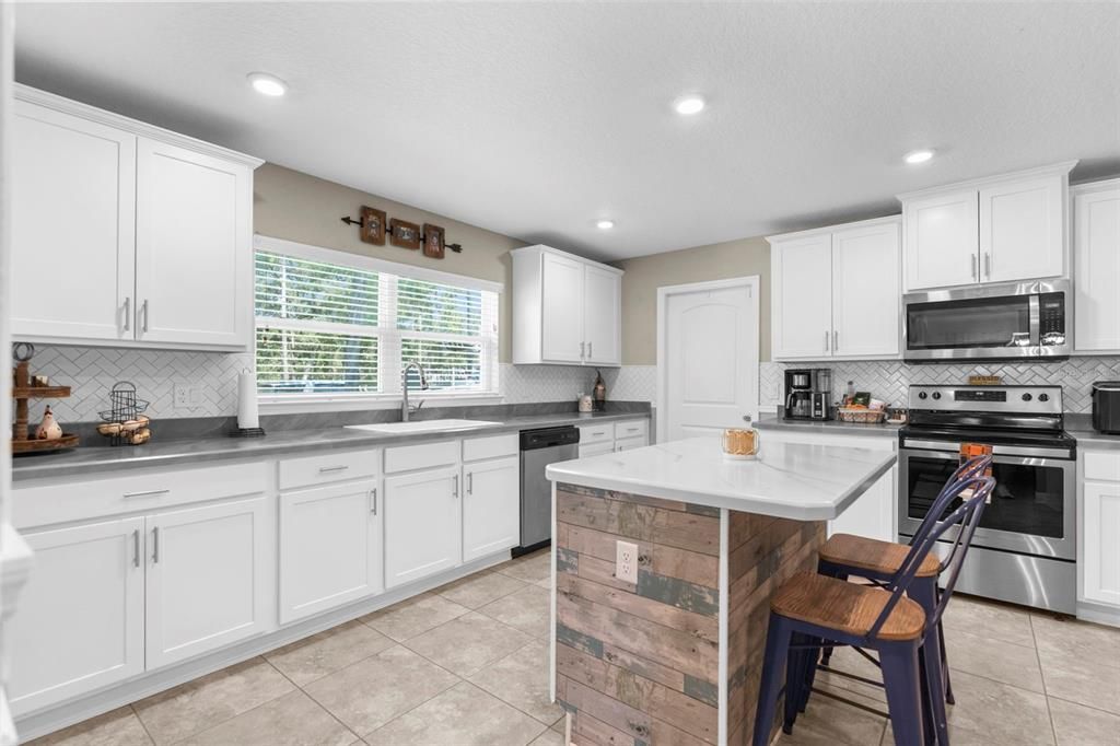 На продажу: $699,999 (5 спален, 3 ванн, 3000 Квадратных фут)