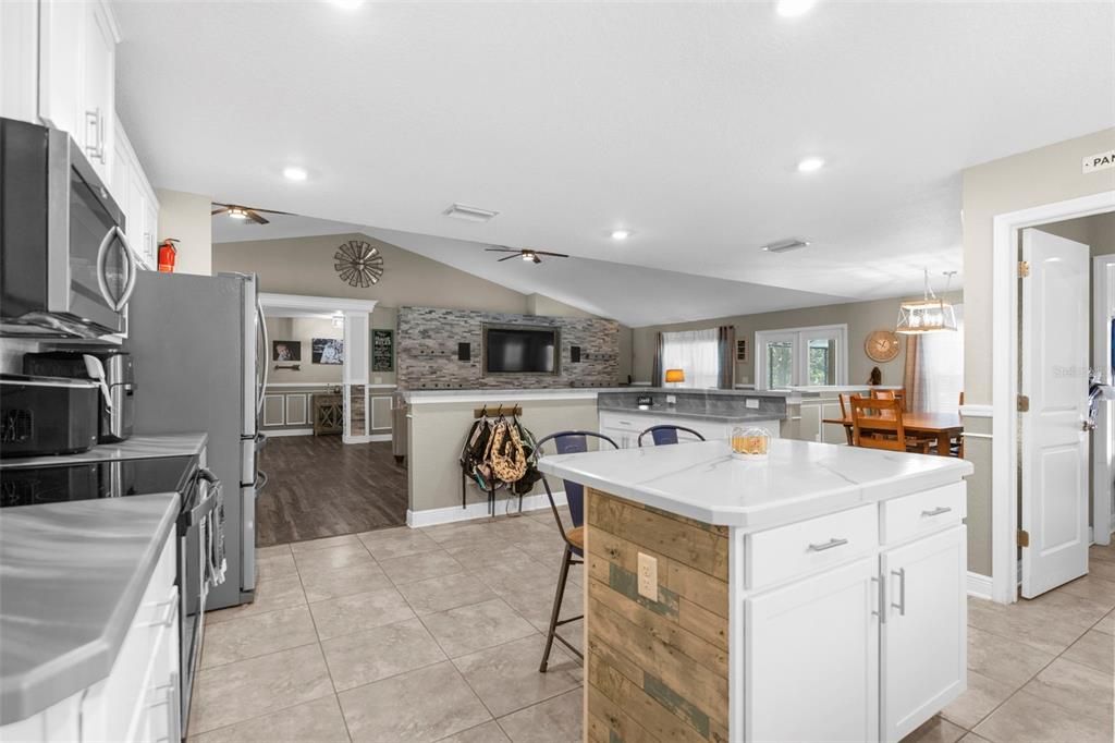 На продажу: $699,999 (5 спален, 3 ванн, 3000 Квадратных фут)