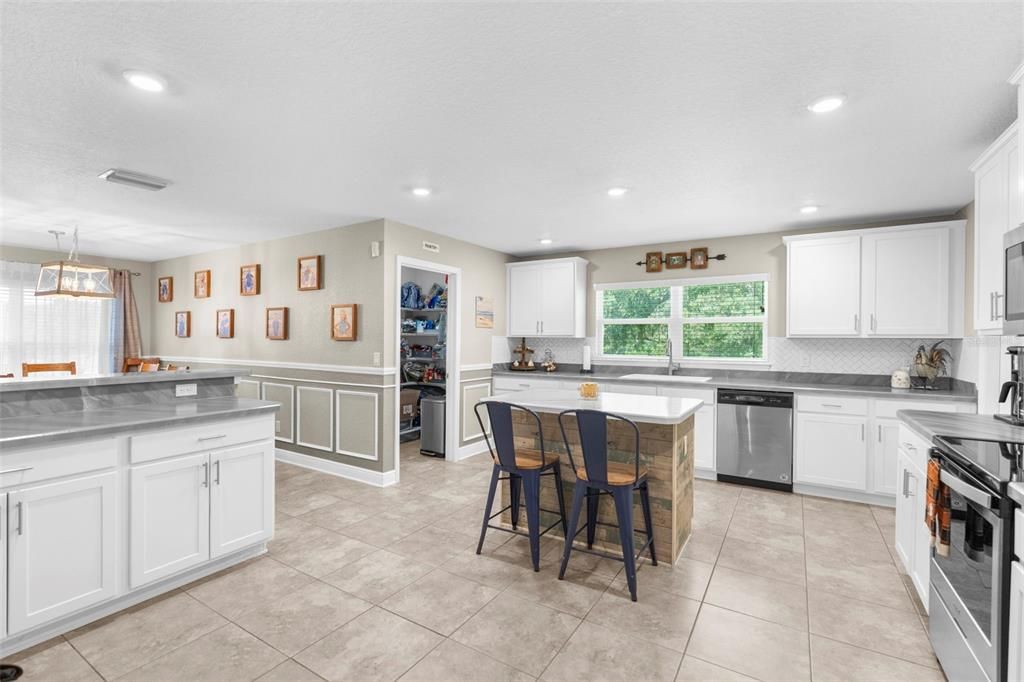 На продажу: $699,999 (5 спален, 3 ванн, 3000 Квадратных фут)