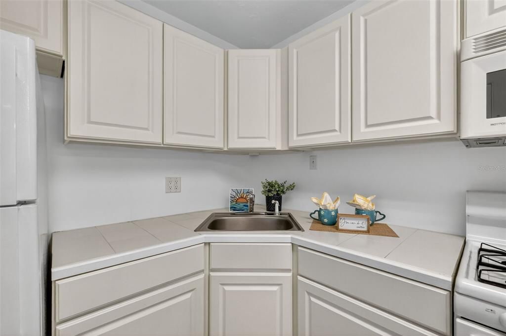 Active With Contract: $225,000 (3 beds, 1 baths, 920 Square Feet)