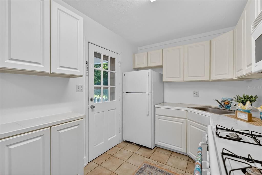 Active With Contract: $225,000 (3 beds, 1 baths, 920 Square Feet)