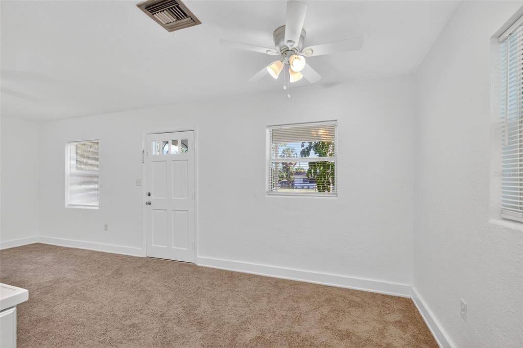 Active With Contract: $225,000 (3 beds, 1 baths, 920 Square Feet)