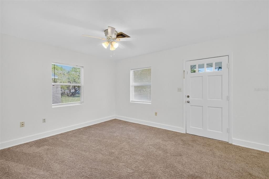 Active With Contract: $225,000 (3 beds, 1 baths, 920 Square Feet)