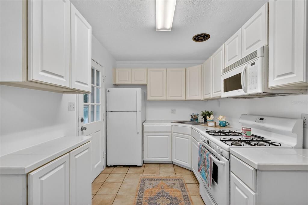 Active With Contract: $225,000 (3 beds, 1 baths, 920 Square Feet)