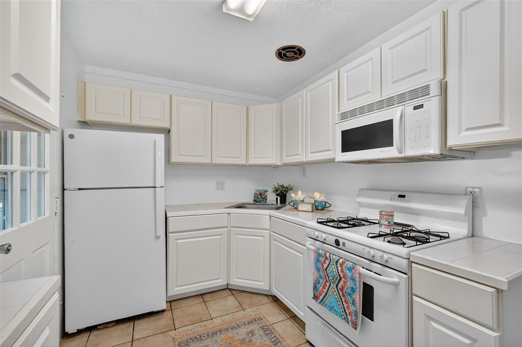 Active With Contract: $225,000 (3 beds, 1 baths, 920 Square Feet)