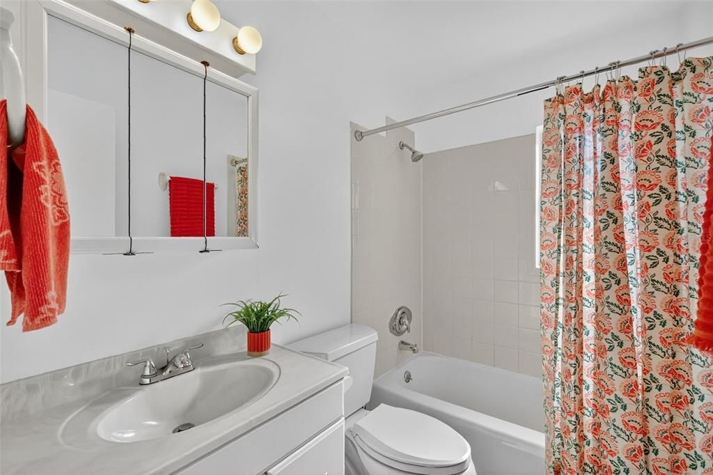 Active With Contract: $225,000 (3 beds, 1 baths, 920 Square Feet)