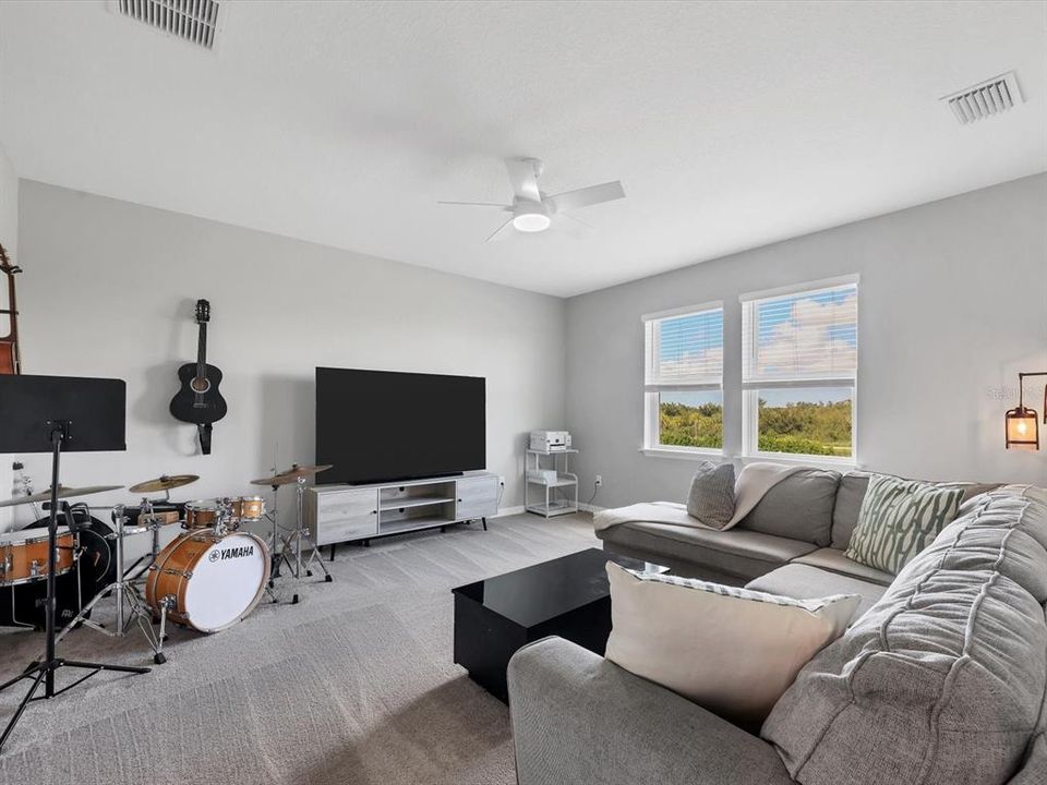 合同活跃: $569,000 (5 贝兹, 3 浴室, 2437 平方英尺)