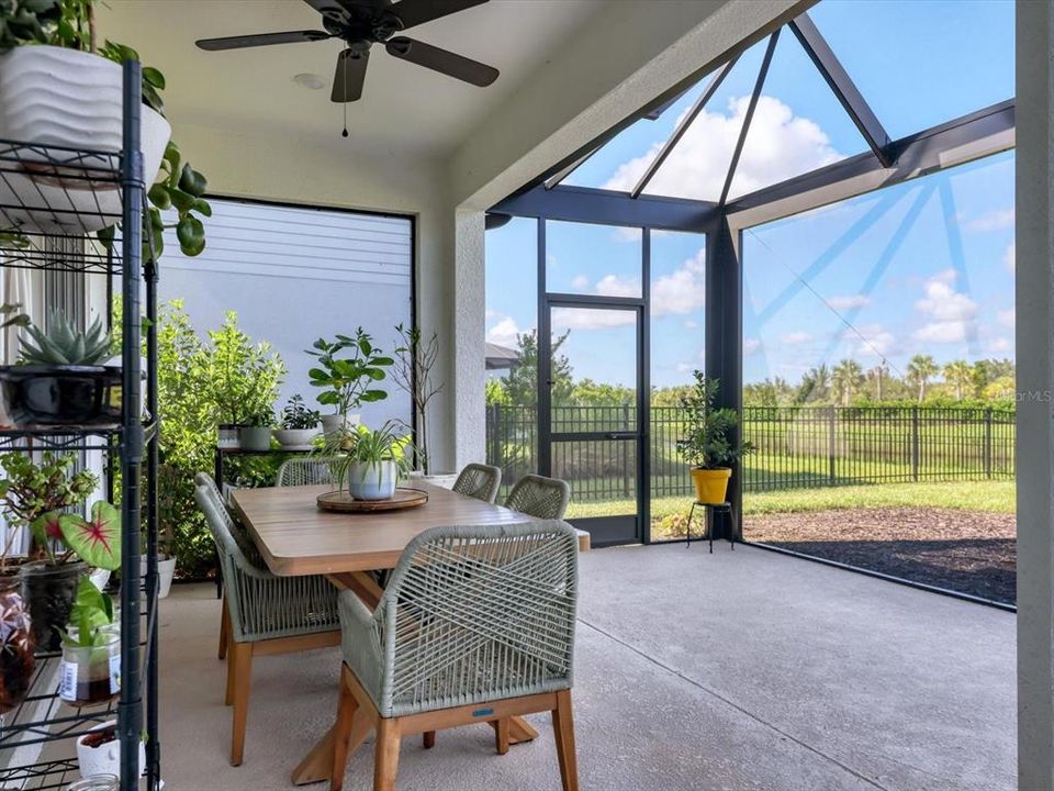 合同活跃: $569,000 (5 贝兹, 3 浴室, 2437 平方英尺)