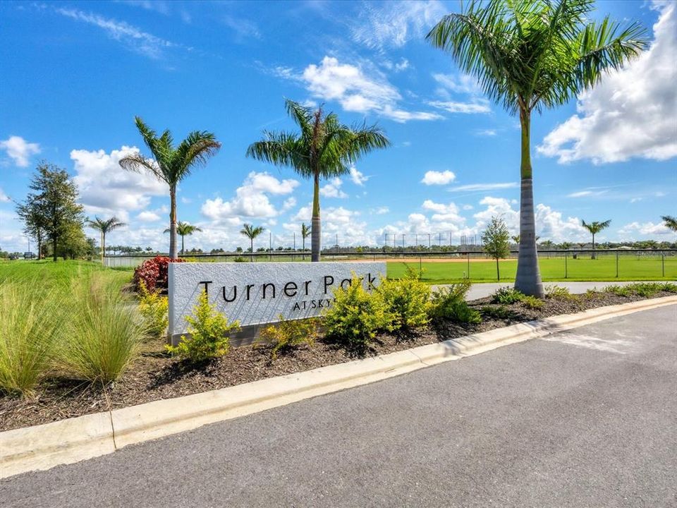 合同活跃: $569,000 (5 贝兹, 3 浴室, 2437 平方英尺)