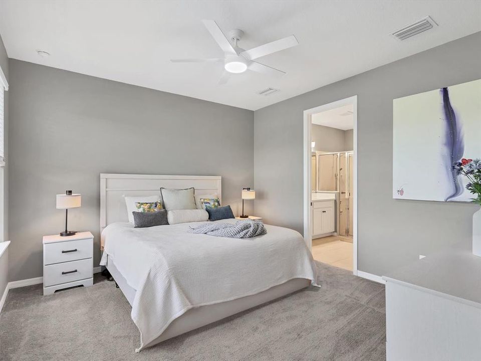 合同活跃: $569,000 (5 贝兹, 3 浴室, 2437 平方英尺)