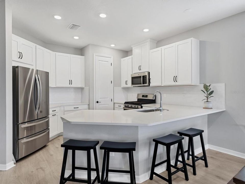 合同活跃: $569,000 (5 贝兹, 3 浴室, 2437 平方英尺)