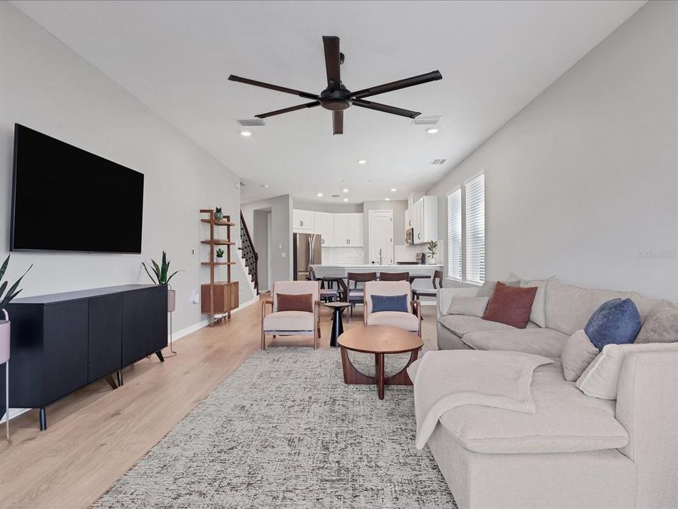 合同活跃: $569,000 (5 贝兹, 3 浴室, 2437 平方英尺)