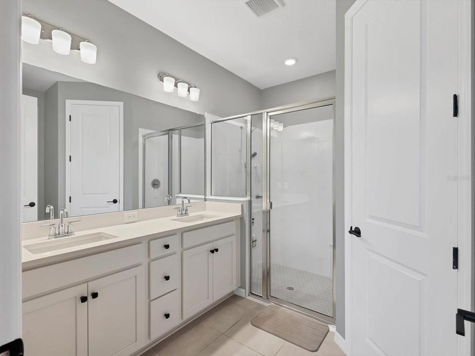 合同活跃: $569,000 (5 贝兹, 3 浴室, 2437 平方英尺)