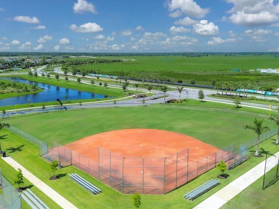 合同活跃: $569,000 (5 贝兹, 3 浴室, 2437 平方英尺)