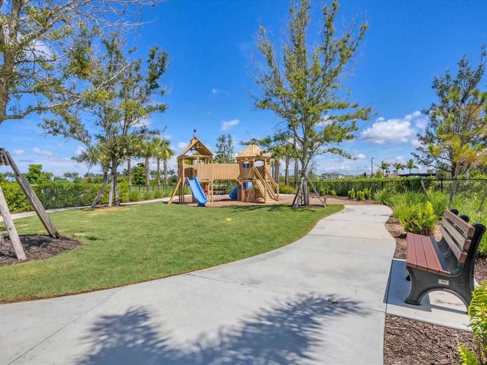 合同活跃: $569,000 (5 贝兹, 3 浴室, 2437 平方英尺)