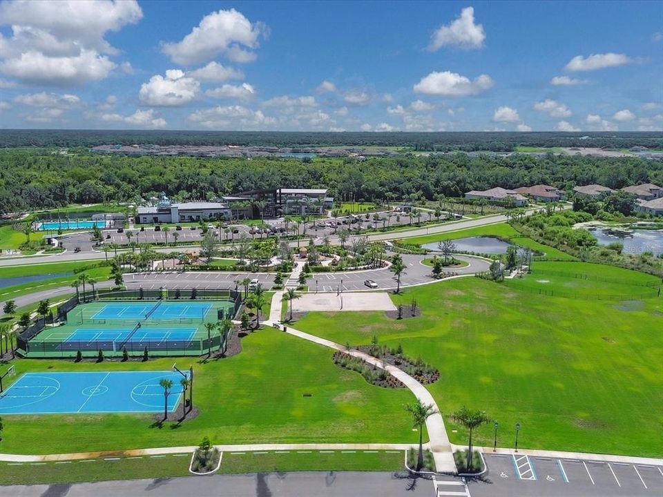 合同活跃: $569,000 (5 贝兹, 3 浴室, 2437 平方英尺)