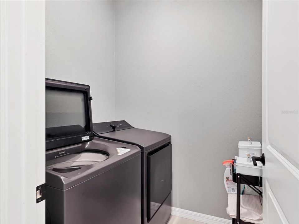 合同活跃: $569,000 (5 贝兹, 3 浴室, 2437 平方英尺)