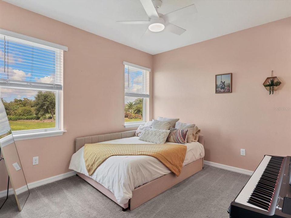 合同活跃: $569,000 (5 贝兹, 3 浴室, 2437 平方英尺)