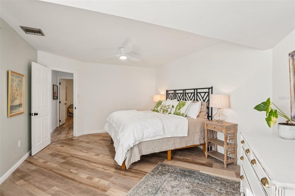 For Sale: $270,000 (2 beds, 2 baths, 1170 Square Feet)