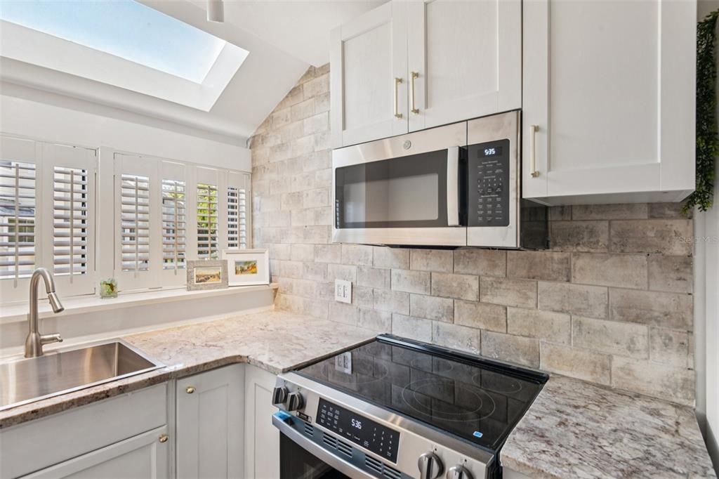 For Sale: $270,000 (2 beds, 2 baths, 1170 Square Feet)