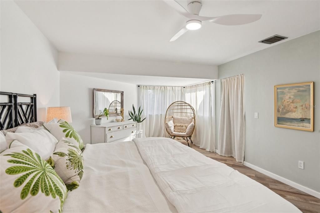 For Sale: $270,000 (2 beds, 2 baths, 1170 Square Feet)