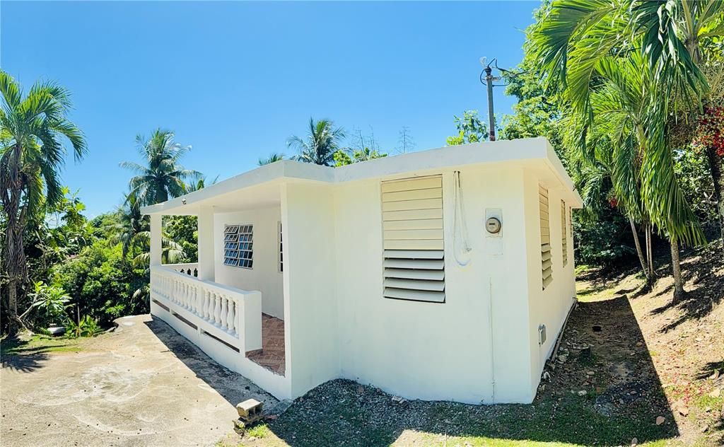 For Sale: $267,000 (3 beds, 2 baths, 797 Square Feet)