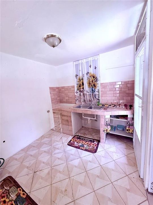 For Sale: $267,000 (3 beds, 2 baths, 797 Square Feet)