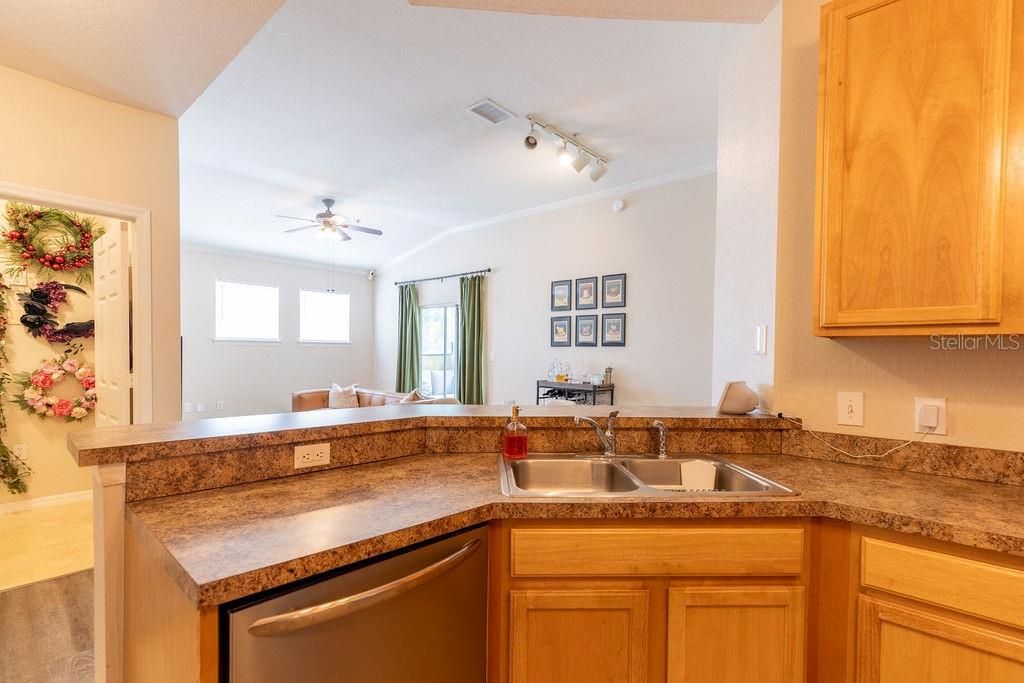 Active With Contract: $190,000 (1 beds, 1 baths, 957 Square Feet)