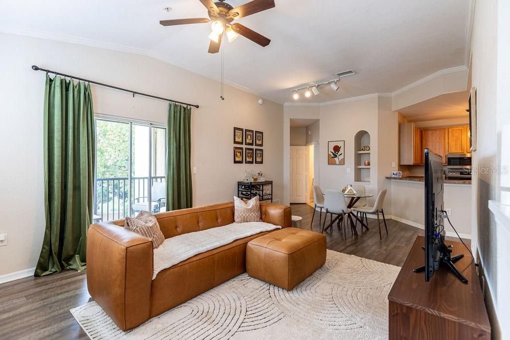 Active With Contract: $190,000 (1 beds, 1 baths, 957 Square Feet)