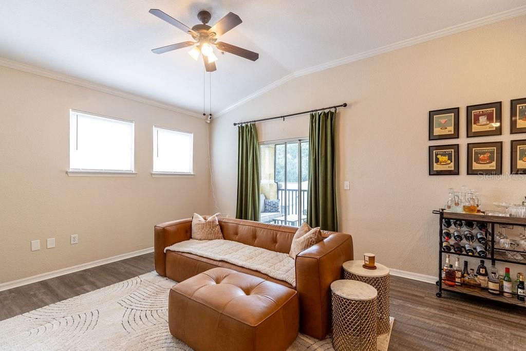 Active With Contract: $190,000 (1 beds, 1 baths, 957 Square Feet)