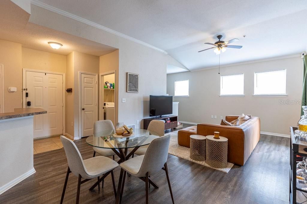 Active With Contract: $190,000 (1 beds, 1 baths, 957 Square Feet)