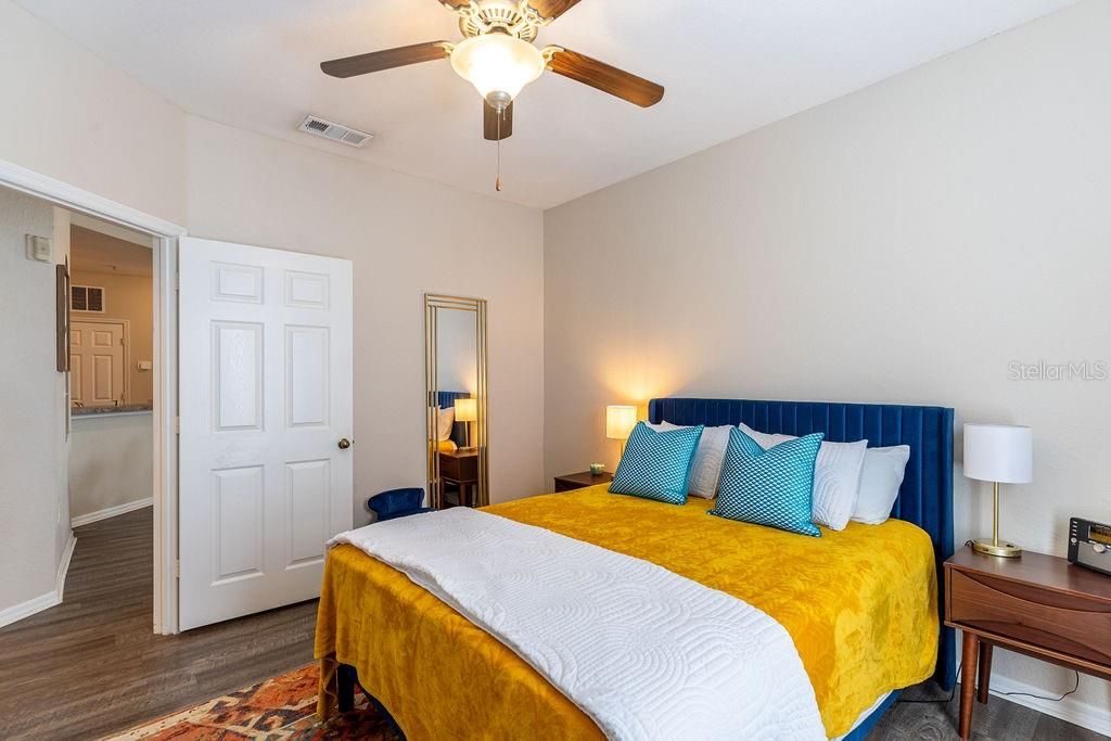 Active With Contract: $190,000 (1 beds, 1 baths, 957 Square Feet)