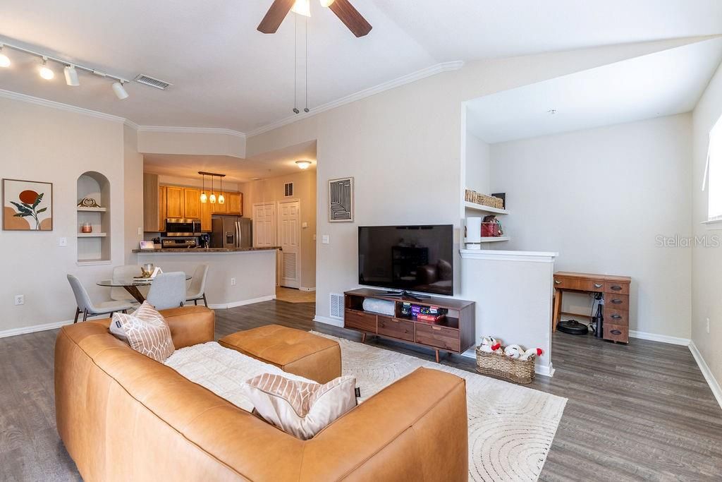 Active With Contract: $190,000 (1 beds, 1 baths, 957 Square Feet)