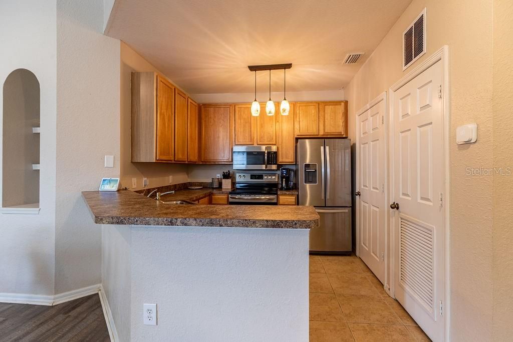 Active With Contract: $190,000 (1 beds, 1 baths, 957 Square Feet)
