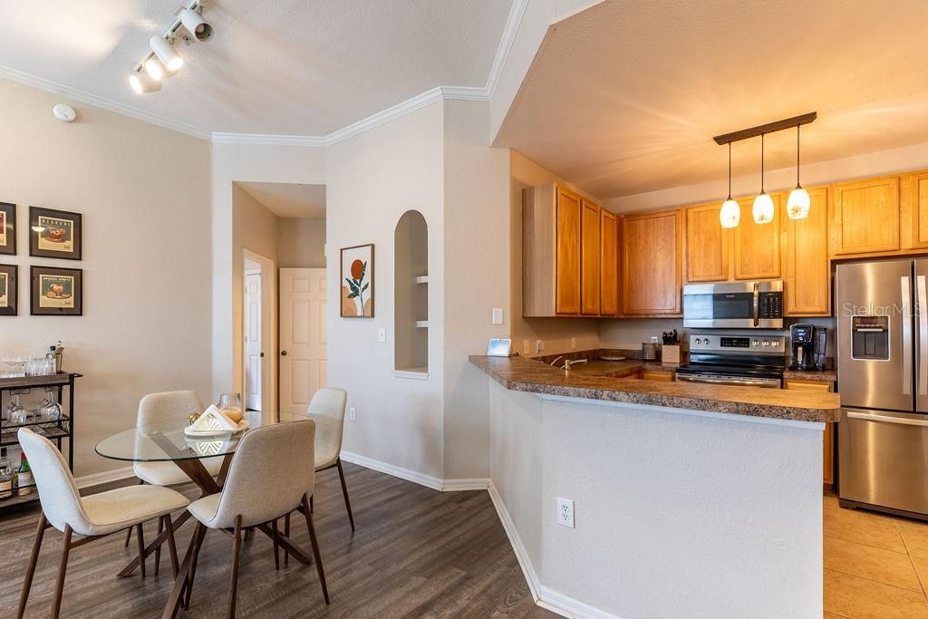 Active With Contract: $190,000 (1 beds, 1 baths, 957 Square Feet)