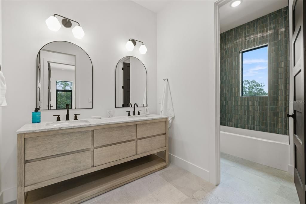 Под контрактом: $1,100,000 (4 спален, 3 ванн, 3098 Квадратных фут)