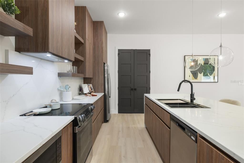 Под контрактом: $1,100,000 (4 спален, 3 ванн, 3098 Квадратных фут)