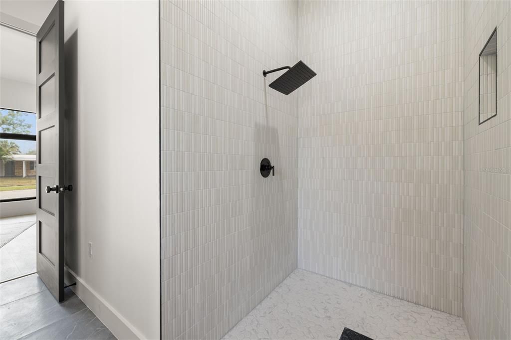 Под контрактом: $1,100,000 (4 спален, 3 ванн, 3098 Квадратных фут)