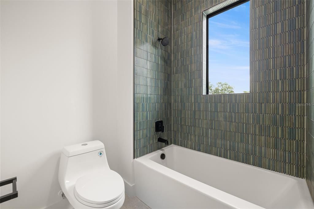 Под контрактом: $1,100,000 (4 спален, 3 ванн, 3098 Квадратных фут)