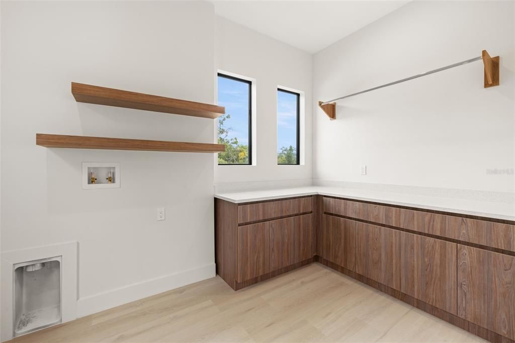 Под контрактом: $1,100,000 (4 спален, 3 ванн, 3098 Квадратных фут)