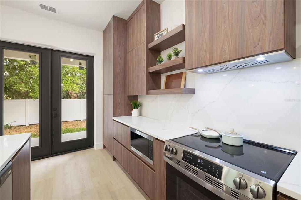 Под контрактом: $1,100,000 (4 спален, 3 ванн, 3098 Квадратных фут)