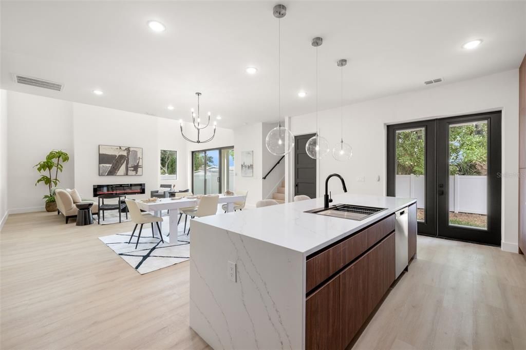 Под контрактом: $1,100,000 (4 спален, 3 ванн, 3098 Квадратных фут)