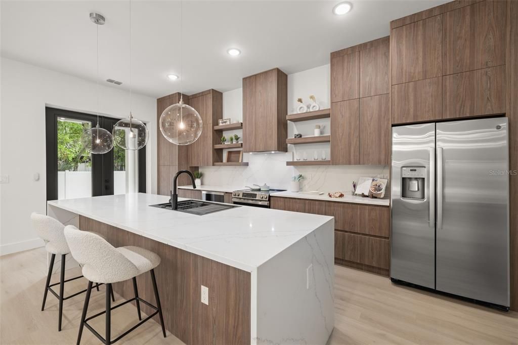 Под контрактом: $1,100,000 (4 спален, 3 ванн, 3098 Квадратных фут)